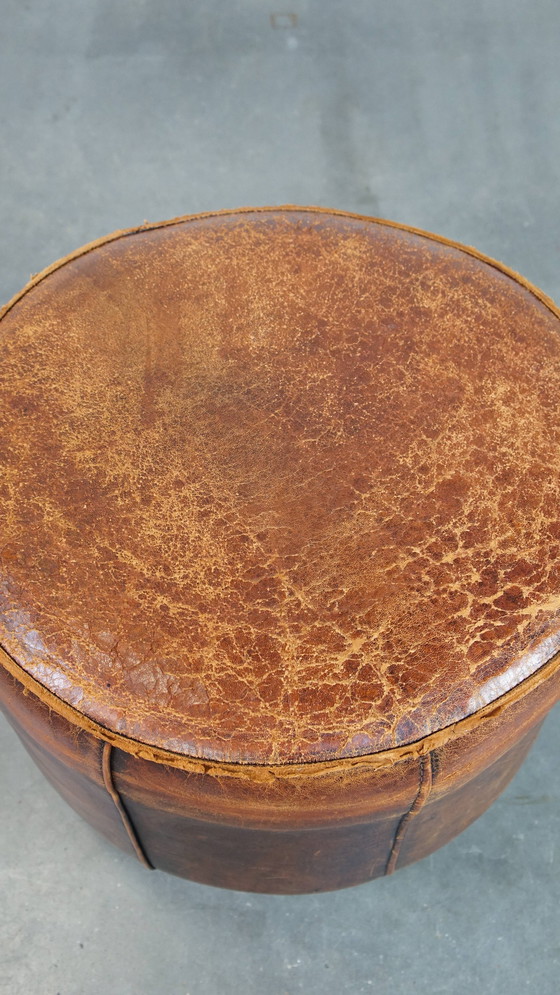 Image 1 of Ronde Hocker Gemaakt Van Schapenleer