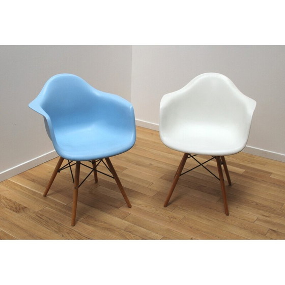 Image 1 of Paar vintage plastic en houten stoelen van Charles en Ray Eames