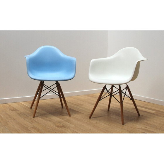 Image 1 of Paar vintage plastic en houten stoelen van Charles en Ray Eames