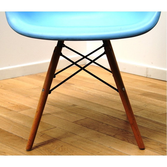 Image 1 of Paar vintage plastic en houten stoelen van Charles en Ray Eames