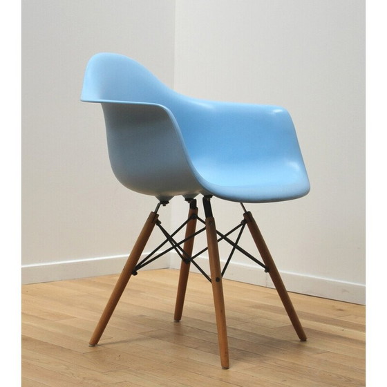 Image 1 of Paar vintage plastic en houten stoelen van Charles en Ray Eames