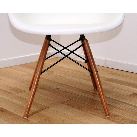 Image 1 of Paar vintage plastic en houten stoelen van Charles en Ray Eames