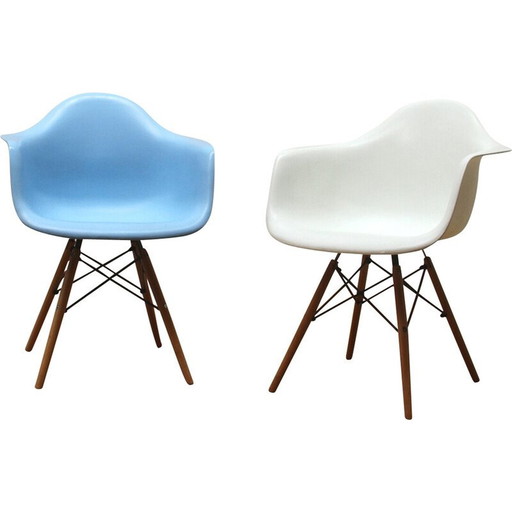 Paar vintage plastic en houten stoelen van Charles en Ray Eames