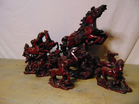 Image 1 of 6  Poly Resin  Paarden Figuren 