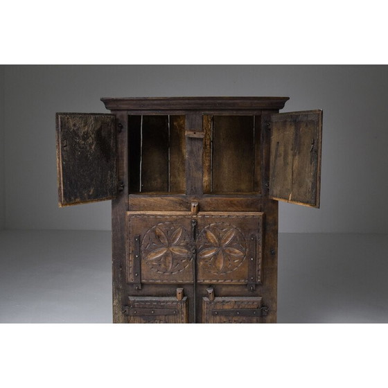 Image 1 of Vintage kast "volkskunstwerk" in massief hout, Frankrijk 1800