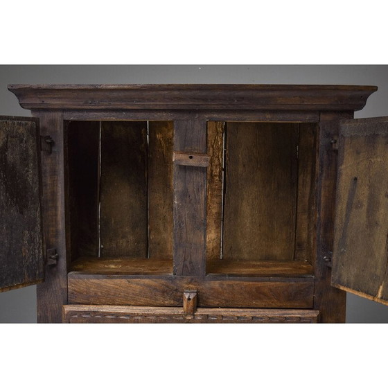 Image 1 of Vintage kast "volkskunstwerk" in massief hout, Frankrijk 1800