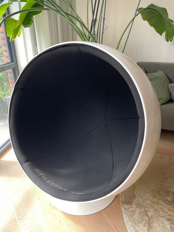 Image 1 of Eero Aarnio Originals Ball Chair wit zwart