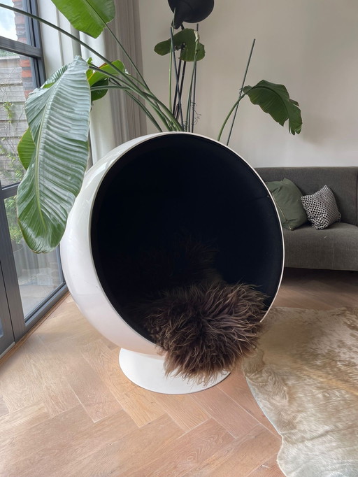 Eero Aarnio Originals Ball Chair wit zwart