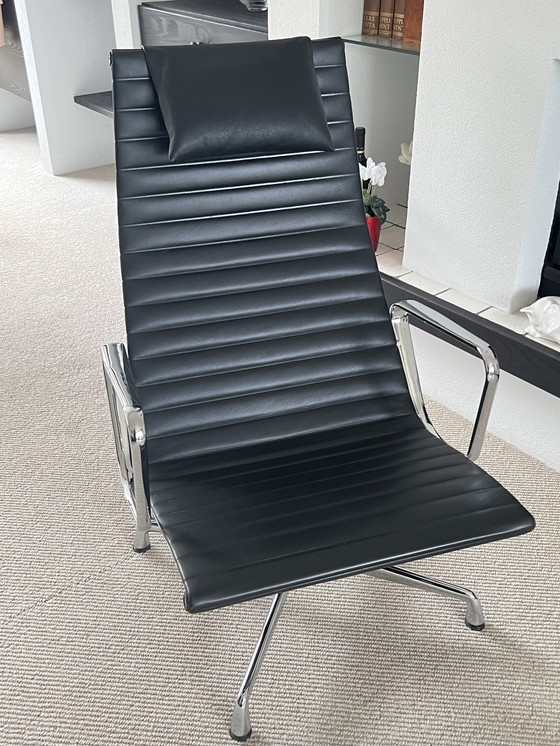 Image 1 of Vitra Ea124 Loungechair Zwart