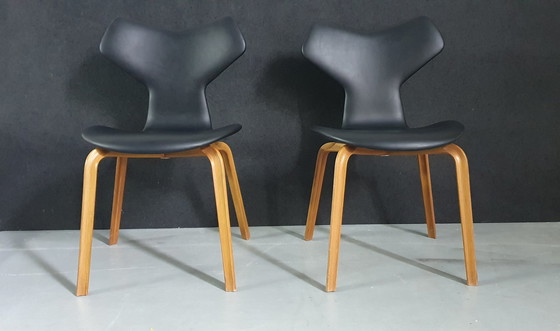 Image 1 of 2x Fritz Hansen Grand Prix stoelen