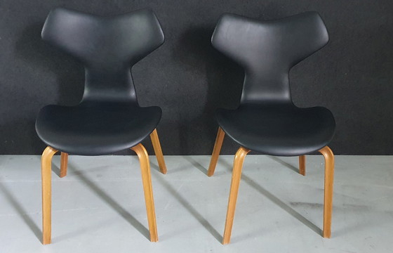 Image 1 of 2x Fritz Hansen Grand Prix stoelen