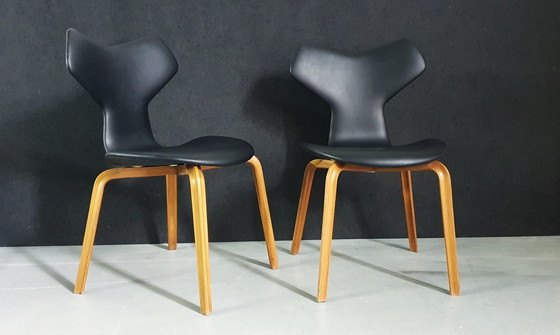 Image 1 of 2x Fritz Hansen Grand Prix stoelen