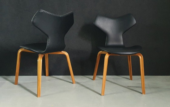 Image 1 of 2x Fritz Hansen Grand Prix stoelen