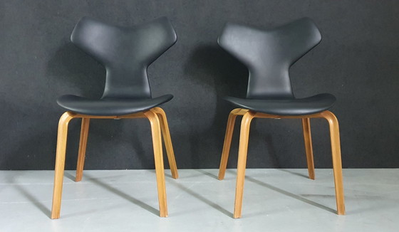 Image 1 of 2x Fritz Hansen Grand Prix stoelen