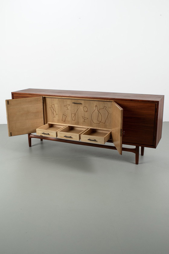 Image 1 of Vintage dressoir met verrassende bar