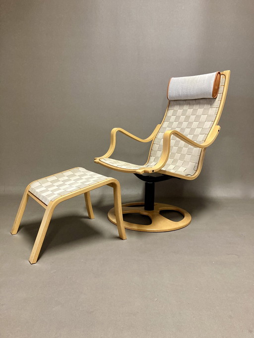 Scandinavische design draaifauteuil en voetenbank.