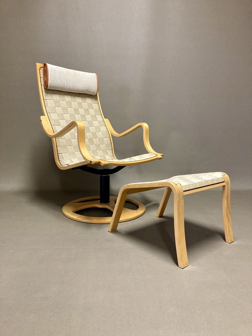 Scandinavische design draaifauteuil en voetenbank.