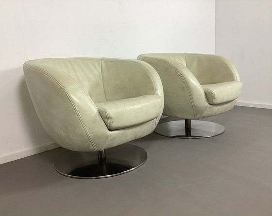 Image 1 of 2 Vintage Italiaanse Zwaar Lederen Tulip Design Fauteuils 