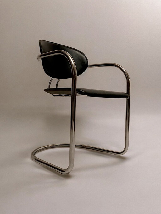 C. 1970 - Suite van acht Sledestoelen van Skaï, zwart en verchroomd - Italië - Caf.