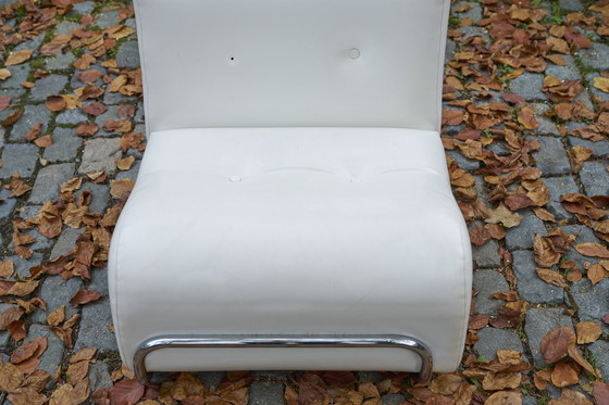 Image 1 of 2x Witte stoelen met buisframe