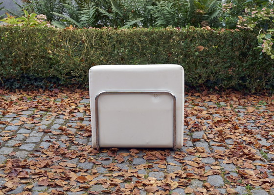 Image 1 of 2x Witte stoelen met buisframe