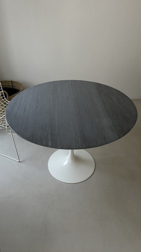 Image 1 of Knoll Saarinen tafel met rond marmeren blad