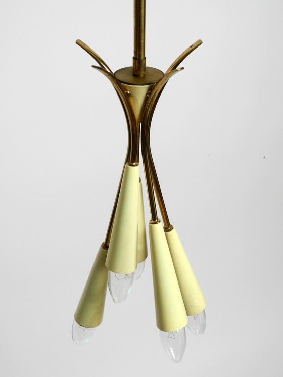 Image 1 of Zeldzame originele Mid Century Modern messing plafondlamp met vijf armen met kegels naar beneden