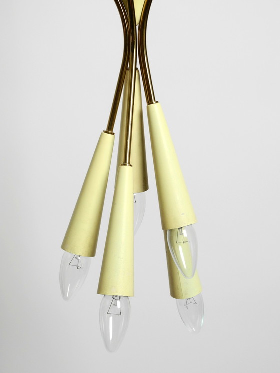 Image 1 of Zeldzame originele Mid Century Modern messing plafondlamp met vijf armen met kegels naar beneden