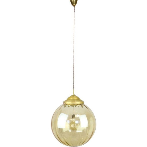 Gele mid-century glazen en messing bol hanglamp