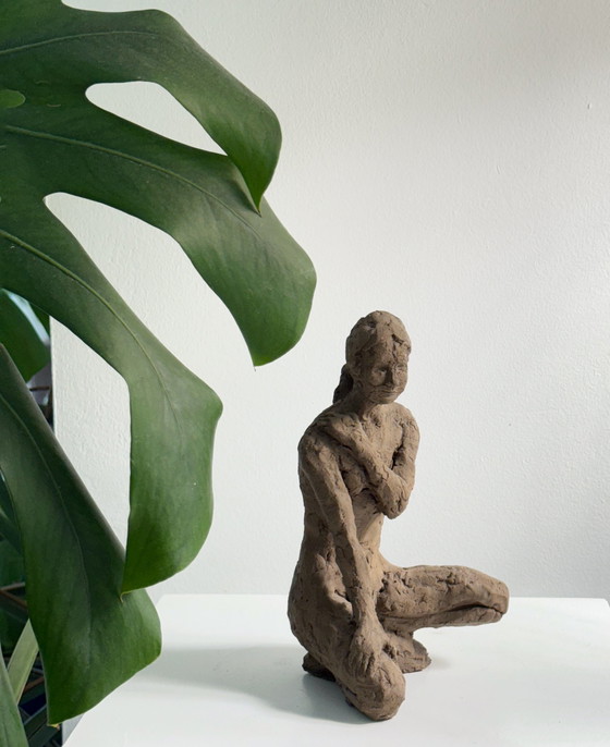 Image 1 of Yolande Ide - terracotta sculptuur van een naakte vrouw