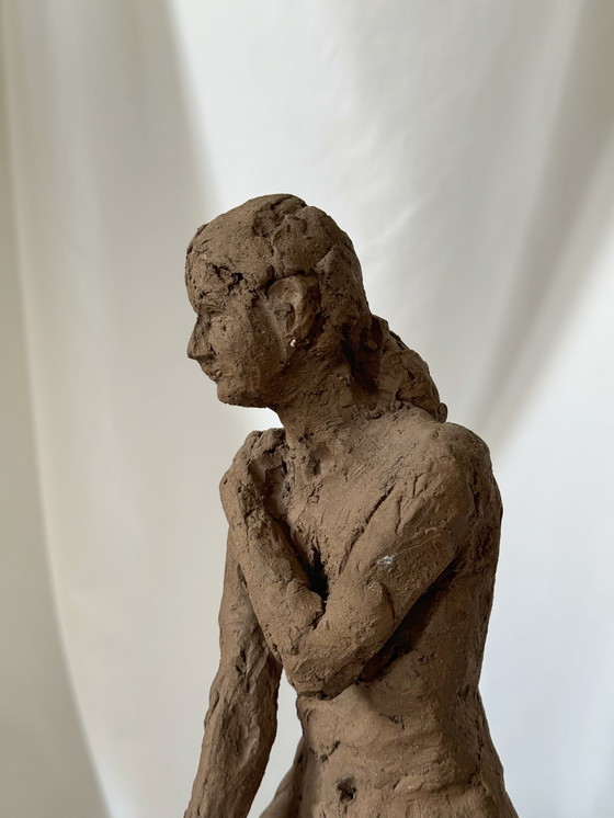 Image 1 of Yolande Ide - terracotta sculptuur van een naakte vrouw