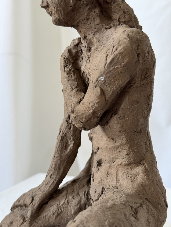 Image 1 of Yolande Ide - terracotta sculptuur van een naakte vrouw