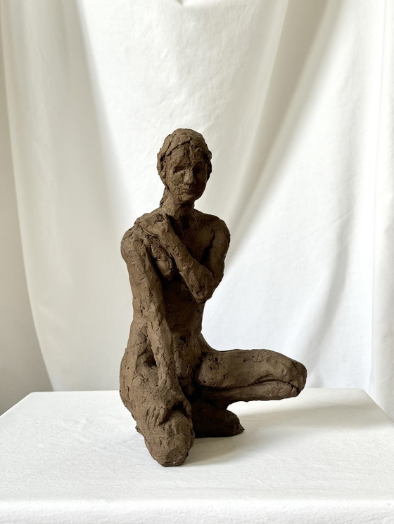 Image 1 of Yolande Ide - terracotta sculptuur van een naakte vrouw