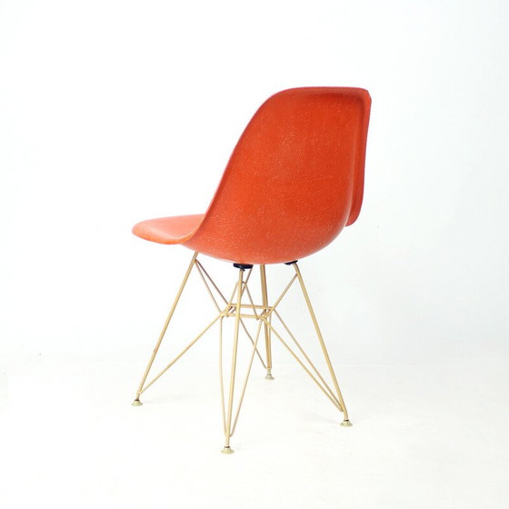 Image 1 of Vintage oranje glasvezel kuipstoel van Charles en Ray Eames voor Herman Miller, 1960