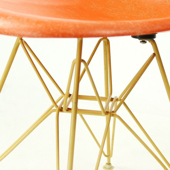 Image 1 of Vintage oranje glasvezel kuipstoel van Charles en Ray Eames voor Herman Miller, 1960