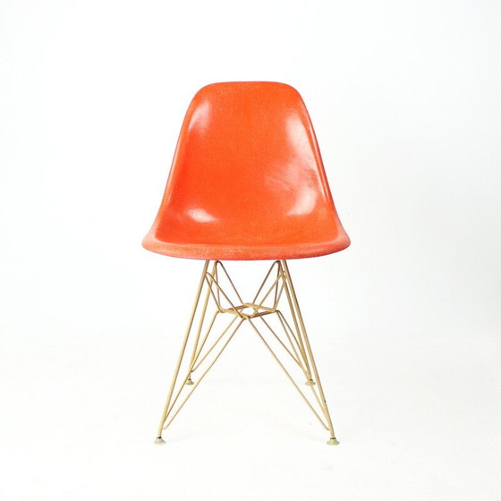 Image 1 of Vintage oranje glasvezel kuipstoel van Charles en Ray Eames voor Herman Miller, 1960