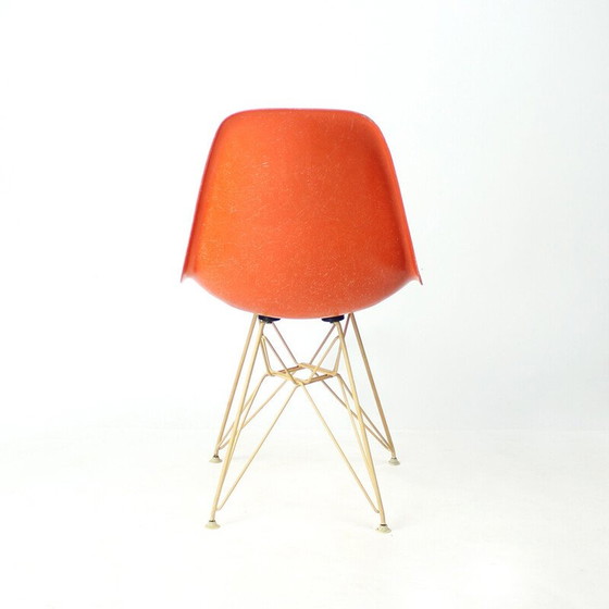 Image 1 of Vintage oranje glasvezel kuipstoel van Charles en Ray Eames voor Herman Miller, 1960