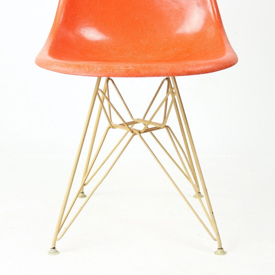 Image 1 of Vintage oranje glasvezel kuipstoel van Charles en Ray Eames voor Herman Miller, 1960