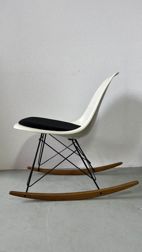 Image 1 of Charles Eames schommelstoel