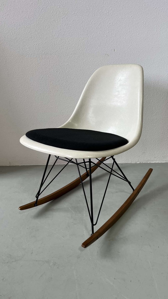 Image 1 of Charles Eames schommelstoel