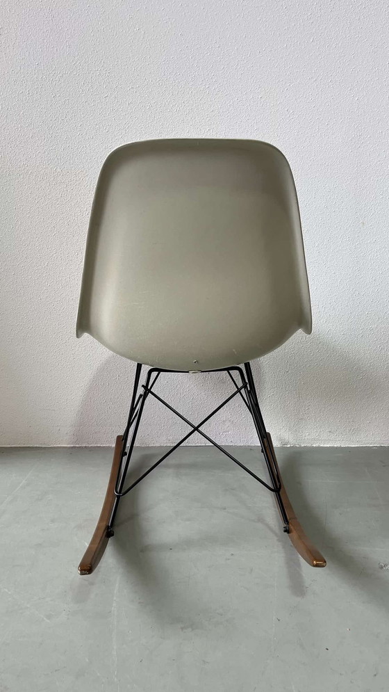 Image 1 of Charles Eames schommelstoel