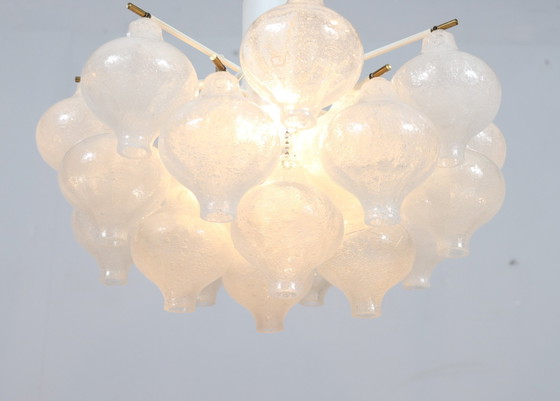 Image 1 of J. T. Kalmar. Plafondlamp/pendellamp, model: Tulipan, Oostenrijk, jaren 1960