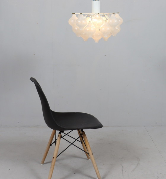 Image 1 of J. T. Kalmar. Plafondlamp/pendellamp, model: Tulipan, Oostenrijk, jaren 1960