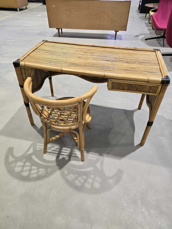 Image 1 of Vintage rotan (laag) bureau + stoeltje