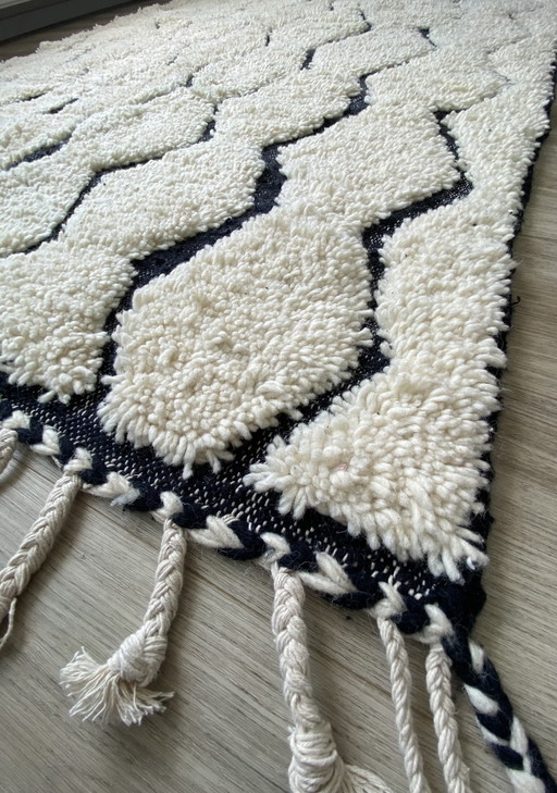 Tijdloos Handgemaakt Berber Tapijt Met Zwart-Wit Design 🖤🤍