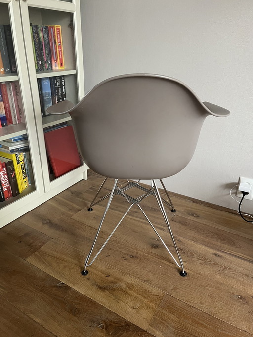 4x Vitra Eames Dar Stoelen