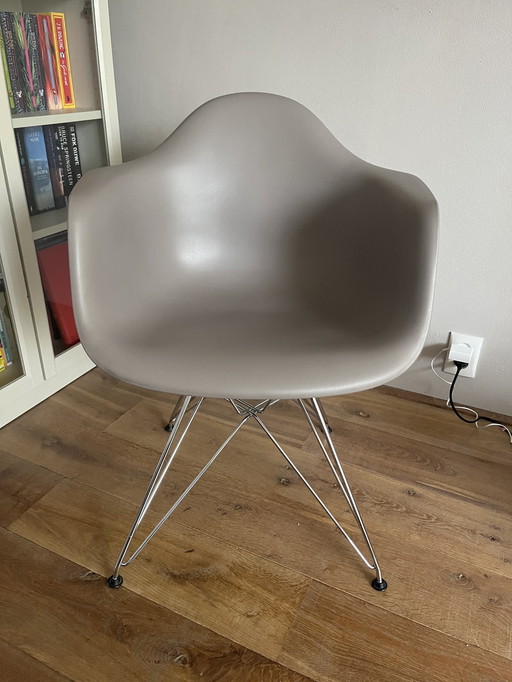 4x Vitra Eames Dar Stoelen