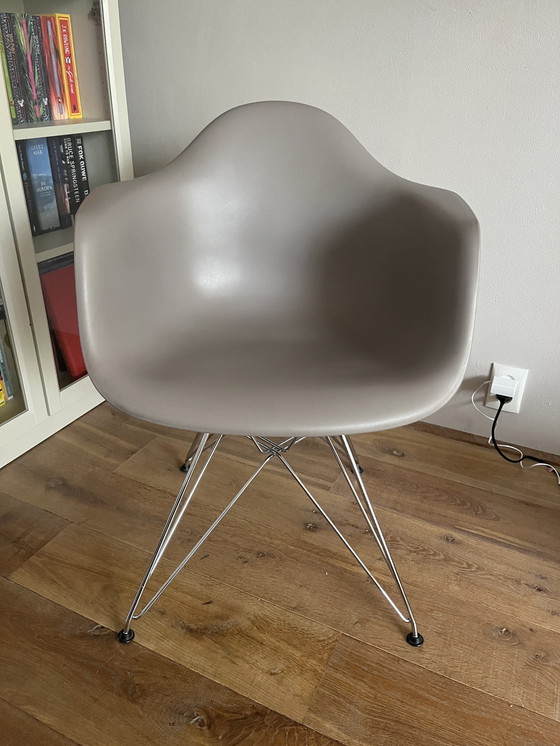 Image 1 of 4x Vitra Eames Dar Stoelen