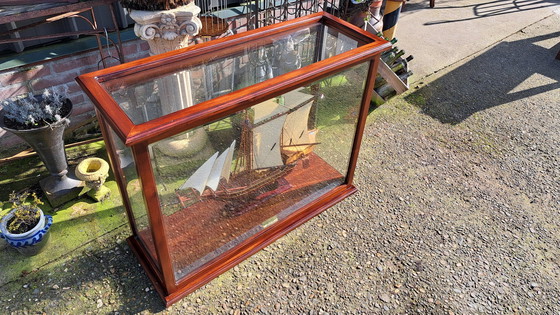 Image 1 of Klassieke Mahonie Vitrinekast, Met Zeilschip (Schip Kan Eruit) Afmetingen 105 x 40cm en 82cm Hoog