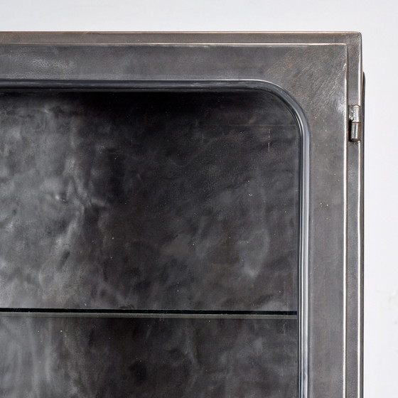 Image 1 of Gepolijst medisch kabinet, jaren 1970